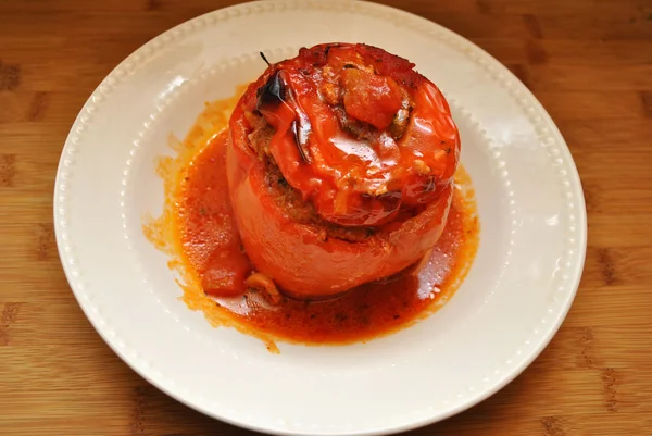 Papel rojo relleno cocido y servido — Foto de Stock