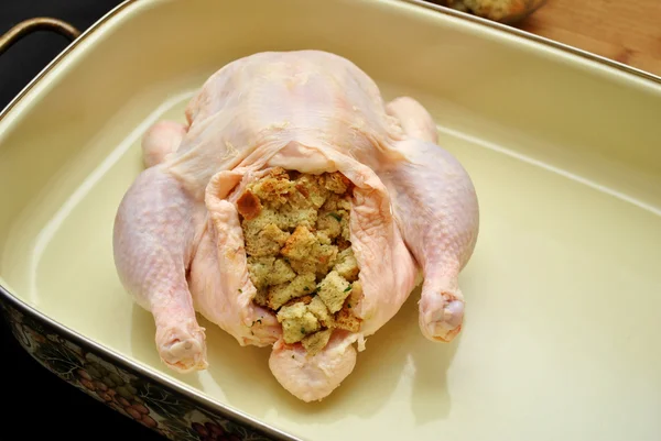Asador de pollo en una sartén —  Fotos de Stock