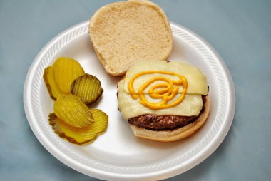 Burger peynir, hardal ve turşu dilim