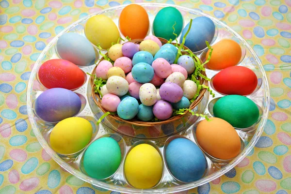 复活节彩蛋与甜点 — 图库照片