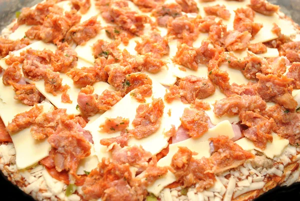 Çiğ sosis pizza — Stok fotoğraf