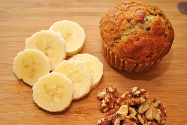 Gesneden bananen walnut muffins met verse ingrediënten — Stockfoto