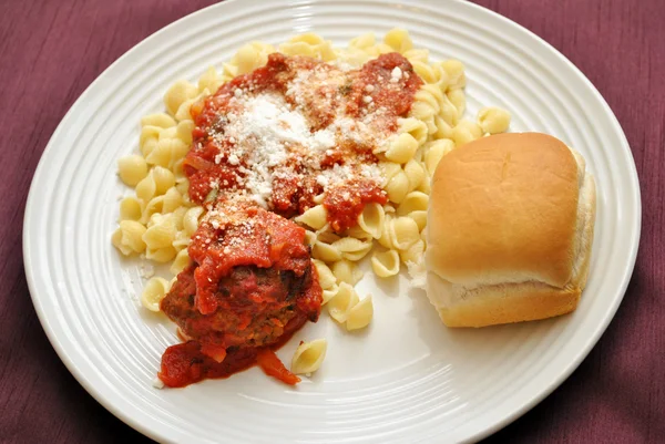Shell pasta med en köttbulle och middag rulle — Stockfoto