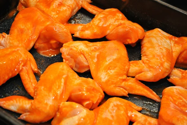 Saucy Raw Hot Wings in a Pan — Stock Photo, Image