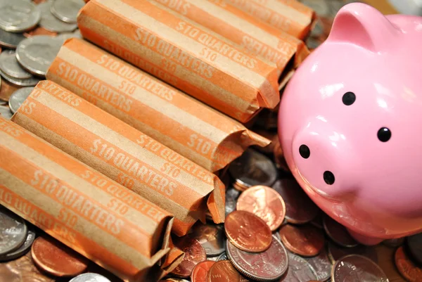 Quarters on Coins with a Pink Piggy Bank — Stock Photo, Image
