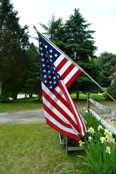 Amerykańską flagę w ogrodzie — Zdjęcie stockowe