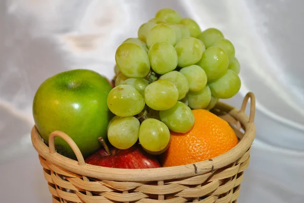 Obstkorb mit frischem Obst — Stockfoto