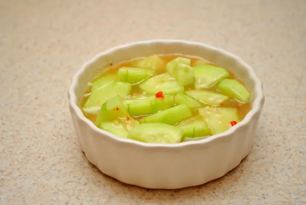 Marinerade cukes i en vit skål — Stockfoto