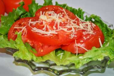 dilimlenmiş domates rendelenmiş peynir salatası ile