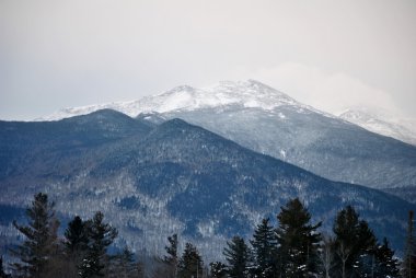 Dağları kar maskeli