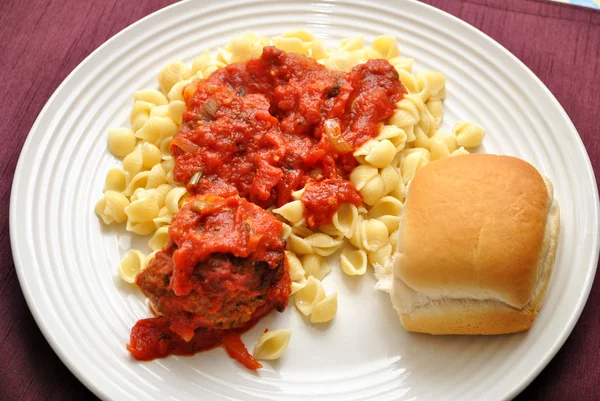 Shell Pasta with a Meatball & Dinner Roll — Stock Photo, Image