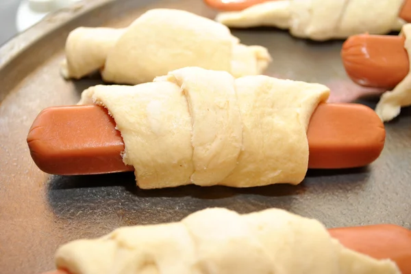 Hotdog crudi avvolti in rotoli di croissant — Foto Stock