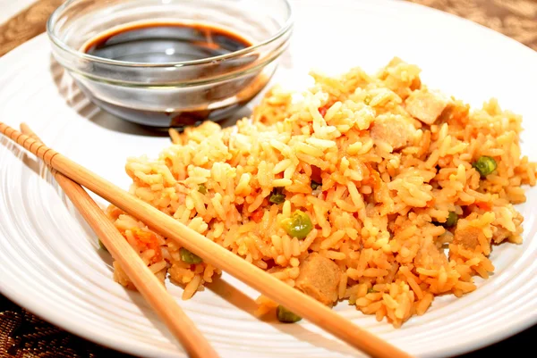 Plats à emporter chinois - Riz frit au poulet avec sauce soja — Photo