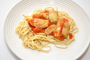 Linguini'nin gurme enginar ve domates ile