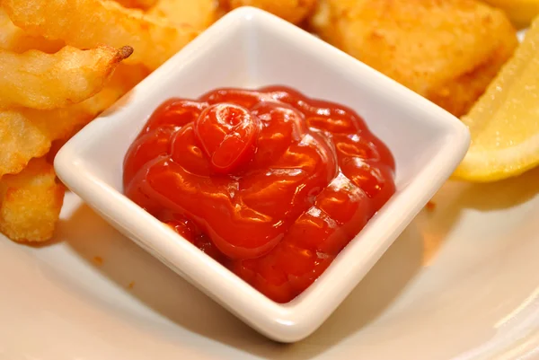Kruiderij van ketchup in een witte vierkante kom — Stockfoto