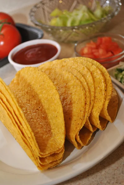 Taco kabukları arka planda malzemelerle yakın çekim — Stok fotoğraf