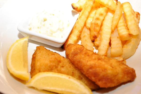 Cena de pescado y patatas fritas con salsa tártara —  Fotos de Stock