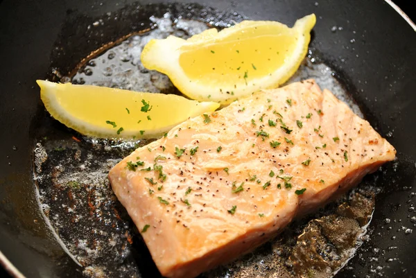 Cocinar salmón con limón, mantequilla y perejil — Foto de Stock