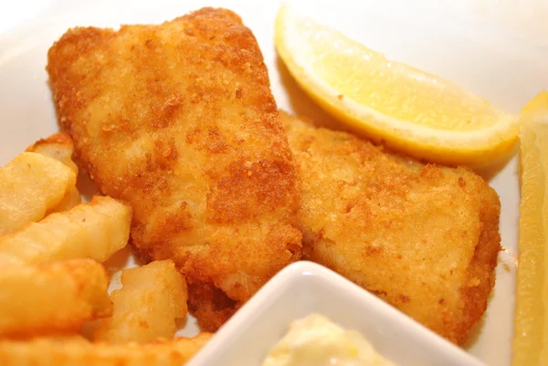 Рыба и чипсы с лимонным клинком — стоковое фото