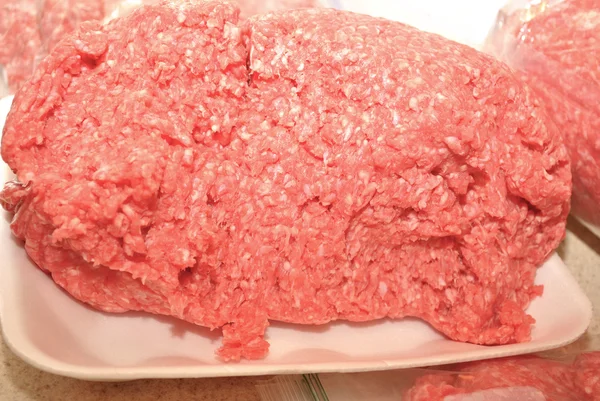 Frissen őrölt hamburger a piacon — Stock Fotó