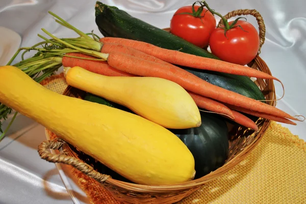 Свіжі зібрані літні овочі — стокове фото