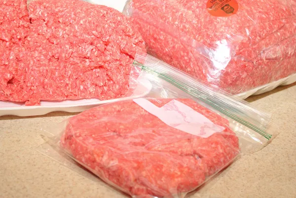 Gekocht bulk hamburger wordt verdeeld in diepvrieszakjes — Stockfoto