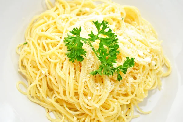 Engel haar pasta met Parmezaanse kaas en peterselie — Stockfoto