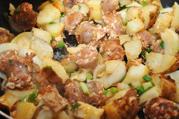 Wurst und Kartoffeln in der Pfanne braten — Stockfoto