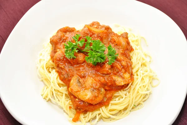 Rundvlees en paddenstoelen bolognese saus op de pasta — Stockfoto