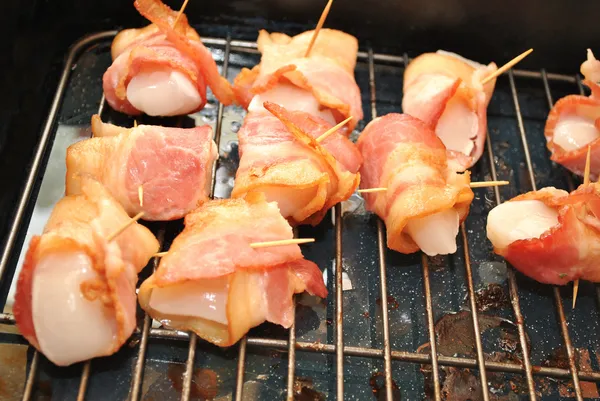 Cocinar tocino envuelto camarones en una parrilla —  Fotos de Stock