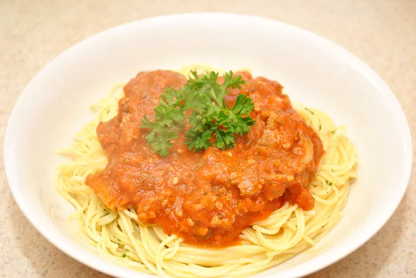 Steamng het pasta med köttfärssås — Stockfoto