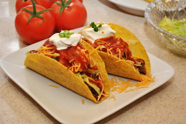 Ekşi krema ve scallions ile tepesinde tacos — Stok fotoğraf