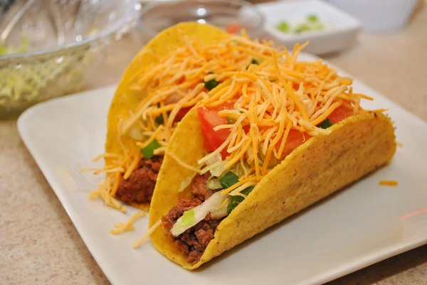 Beyaz tabakta iki et ve peynir tacos — Stok fotoğraf