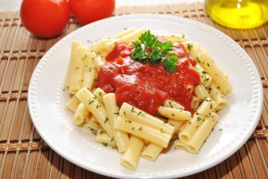 Ziti makarna sosu ile