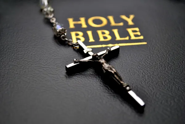 Crucifix sur une Bible — Photo