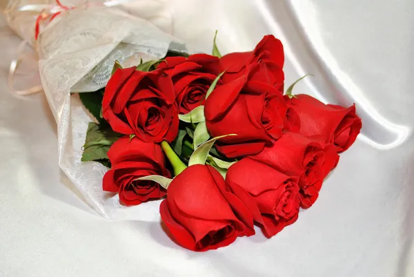 Bouquet de roses sur soie — Photo