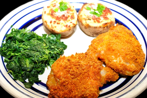 Krokant gebakken kip maaltijd met aardappelen en spinazie — Stockfoto