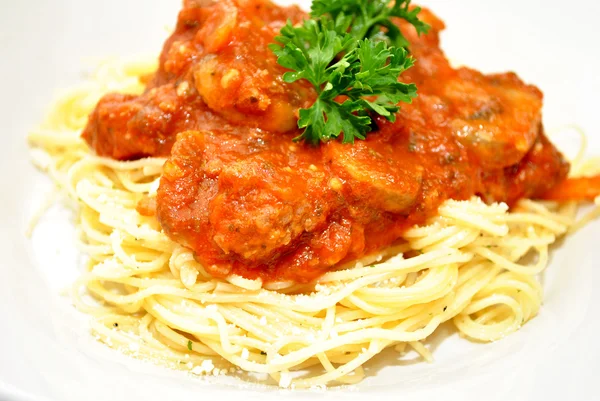 Pasta met rundvlees bolognese saus met peterselie — Stockfoto