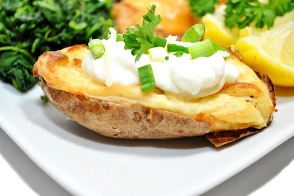 Patata dos veces al horno con crema agria fresca y papas fritas — Foto de Stock