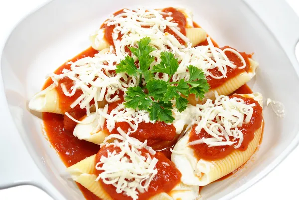 Gevulde pasta schelpen klaar voor de oven — Stockfoto