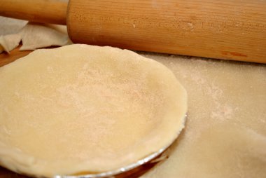 ev yapımı pasta kabuk hazırlanıyor