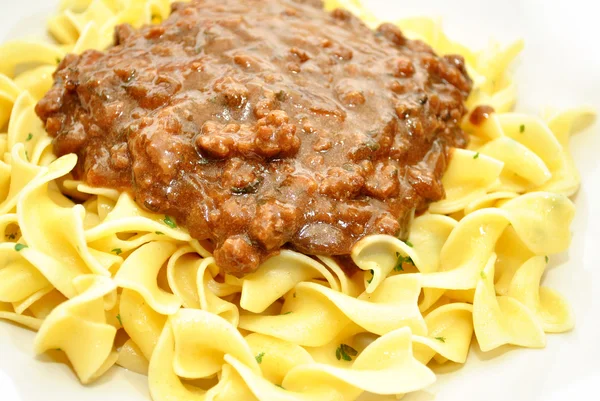 Carne de res molida en salsa marrón sobre fideos de pasta — Foto de Stock
