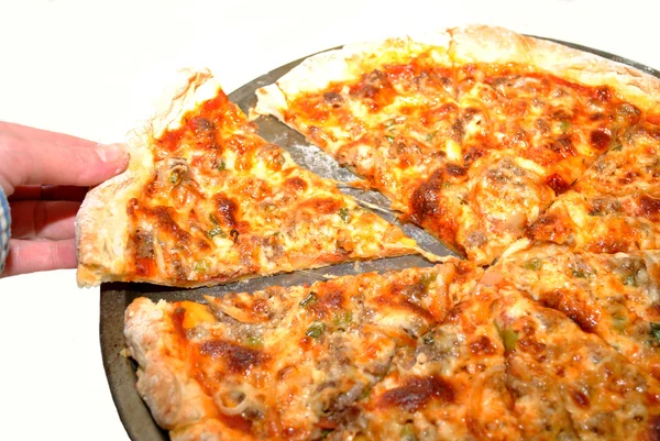 Manger une pizza chaude au fromage — Photo