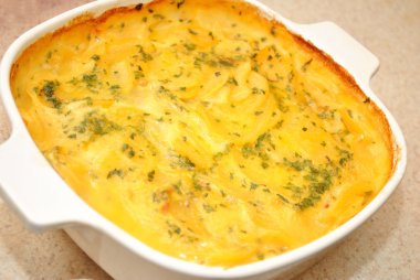 bir güveç çanağı tamamen kızarmış patates