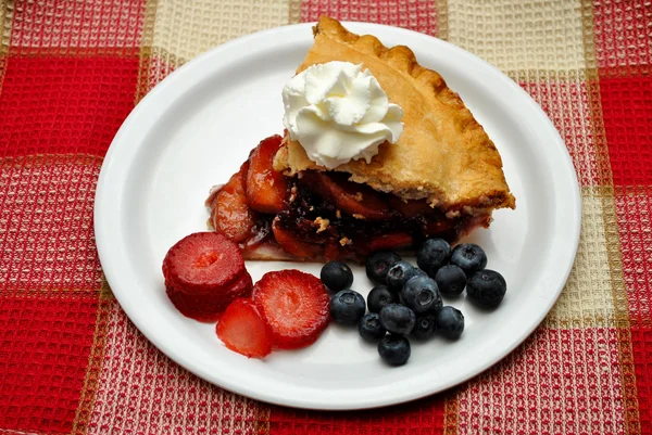 Bacche sul lato della torta di frutta — Foto Stock