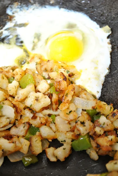 Fyring potatos en een verse eieren in een pan — Stockfoto
