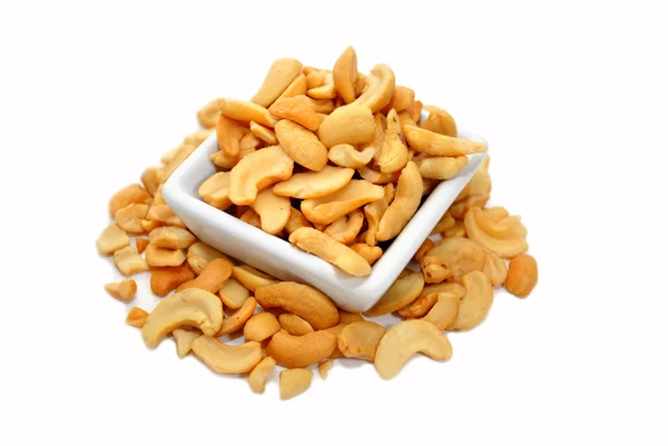 Gehalveerde cashewnoten in een vierkant witte kom — Stockfoto