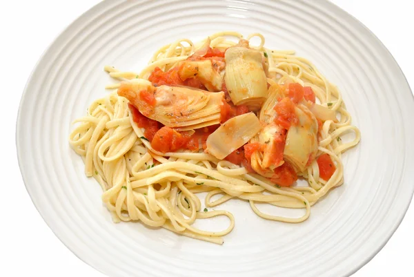 Těstoviny s rajčaty a artyčoky jako zdravá večeře — Stock fotografie