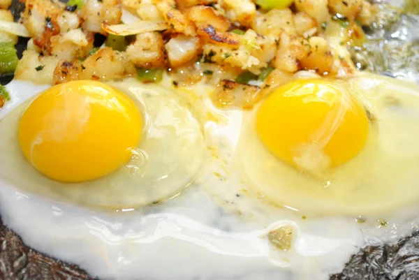 Ikisi bir tavada pişirme kolay yumurta — Stok fotoğraf