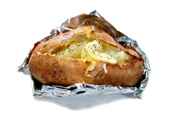 Запеченный картофель в куртках с маслом и перцем — стоковое фото